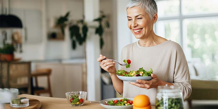 Eine Frau ist glücklich mit ihrem Salat